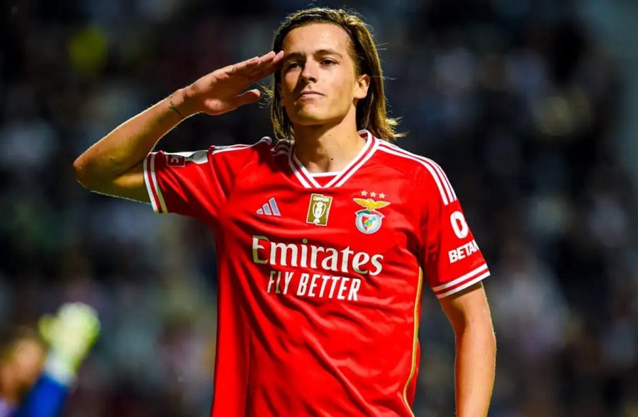 Alvaro Carreras trong màu áo Benfica, thể hiện sự chắc chắn và kỹ năng phòng ngự ấn tượng