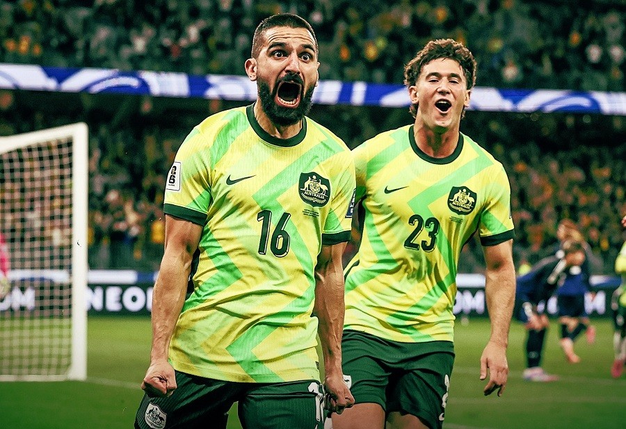 Aziz Behich ghi bàn quyết định cho Australia trước Nhật Bản
