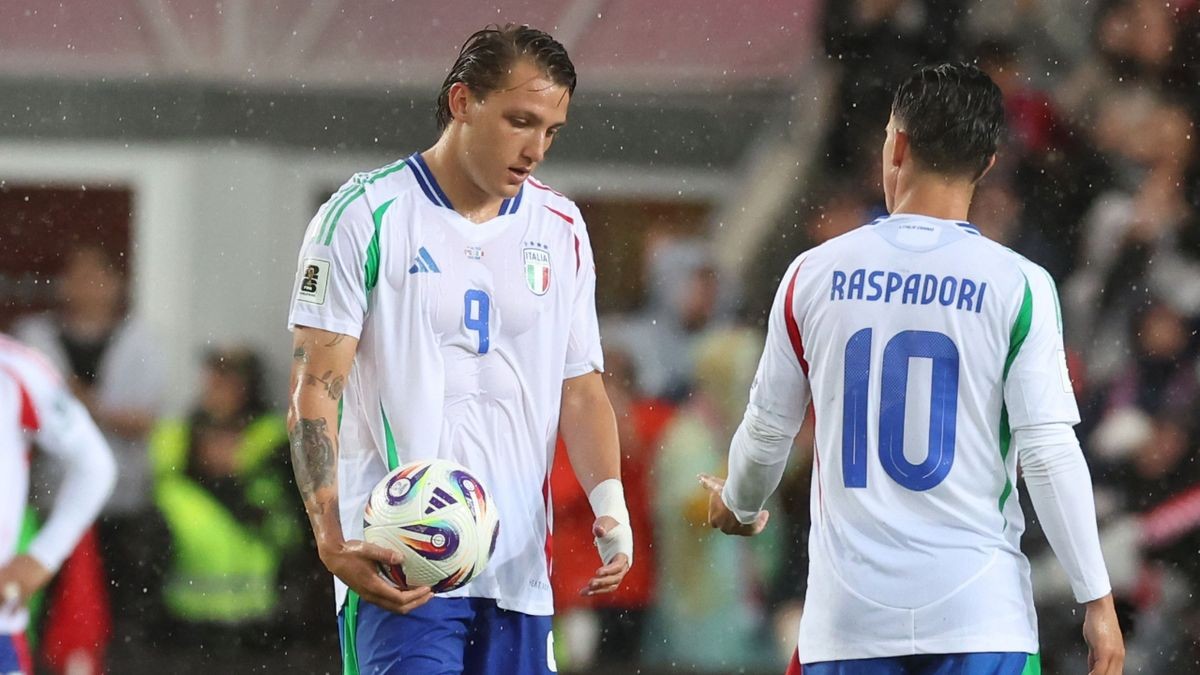 Erling Haaland ăn mừng bàn thắng vào lưới Italia