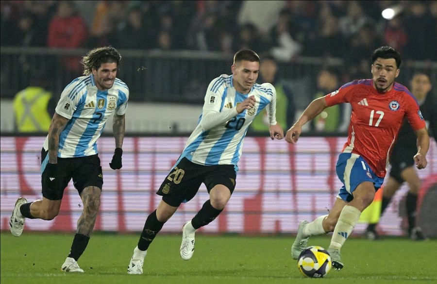 Mastantuono trong màu áo đội tuyển Argentina, thể hiện sự tự tin và quyết tâm cao độ.