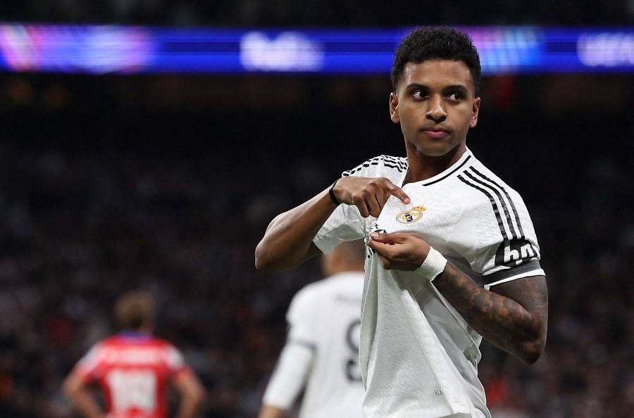 Rodrygo của Real Madrid có thể chơi tốt ở cả vị trí tiền đạo cánh trái lẫn tiền đạo trung tâm, giúp tăng cường đáng kể sức mạnh tấn công cho Arsenal.