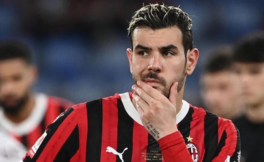 Theo Hernandez trong màu áo AC Milan, từ chối lời đề nghị từ Al Hilal và có thể gia nhập Atletico Madrid